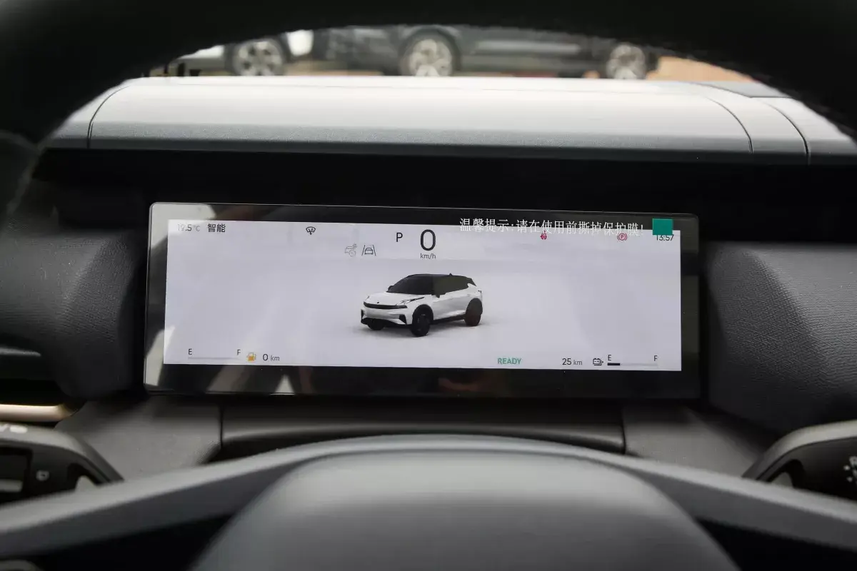Lynk&Co 06 салон 2