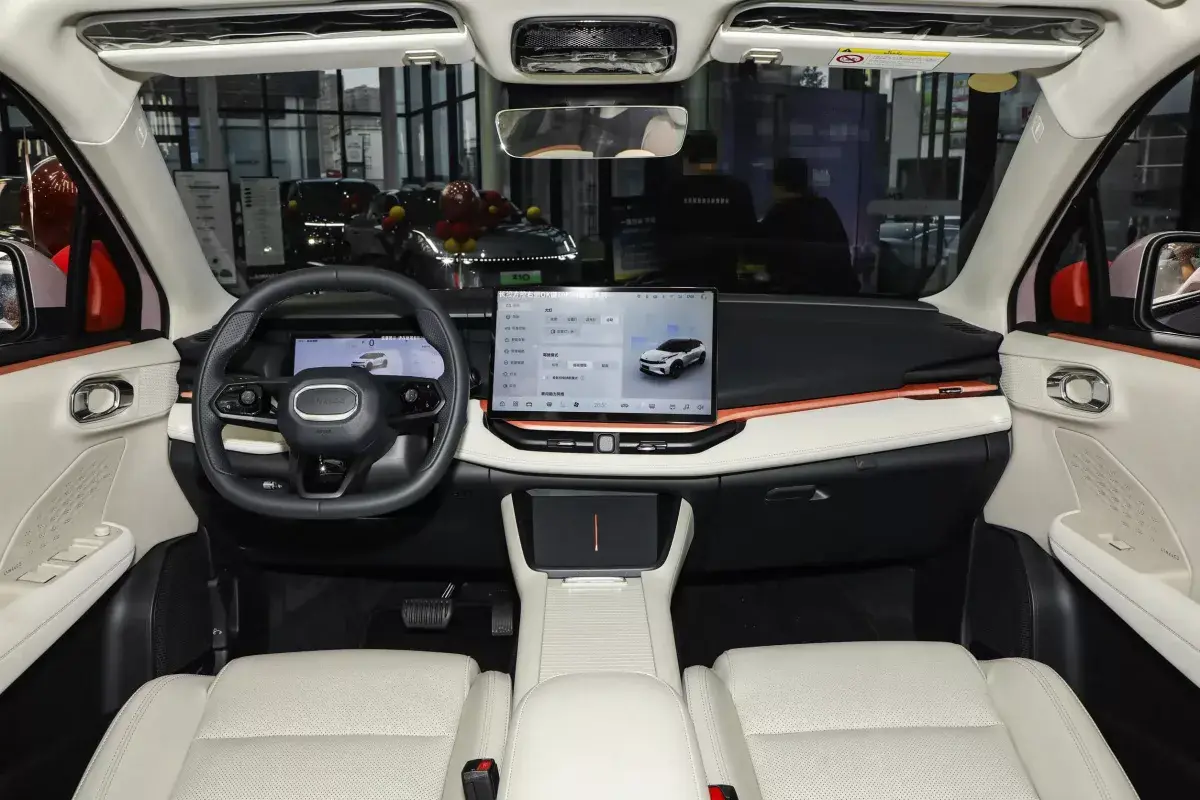 Lynk&Co 06 салон 7