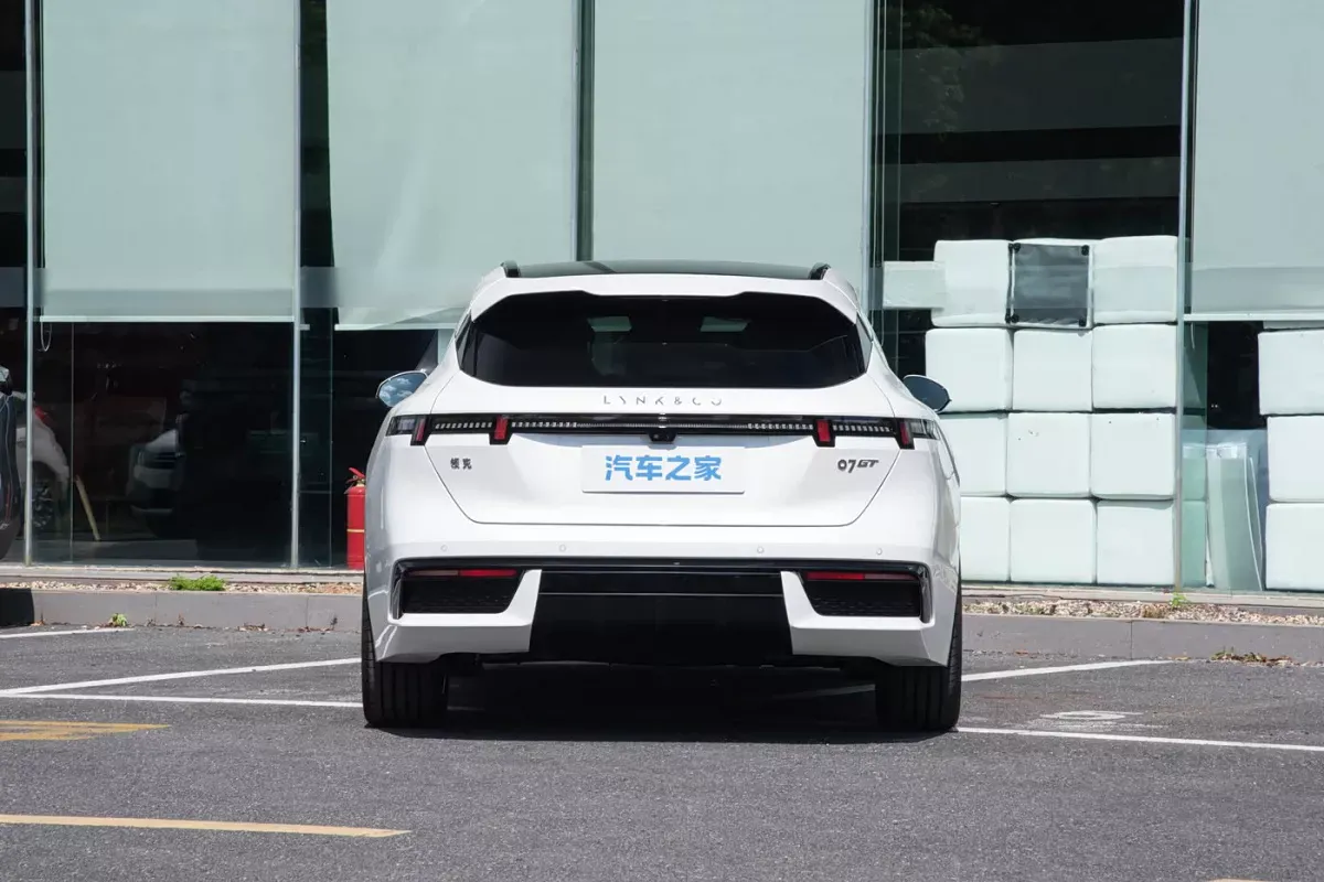 Lynk&Co 07GT фото 4