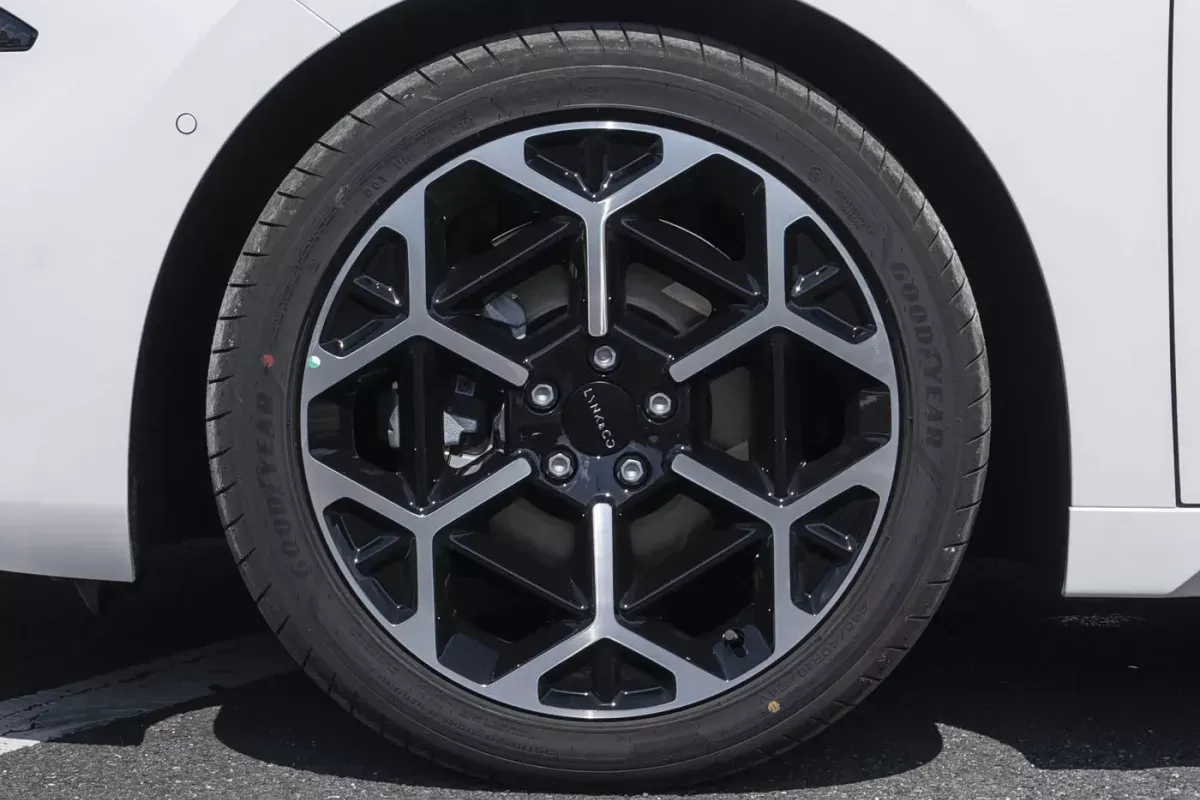 Lynk&Co 07GT фото 6