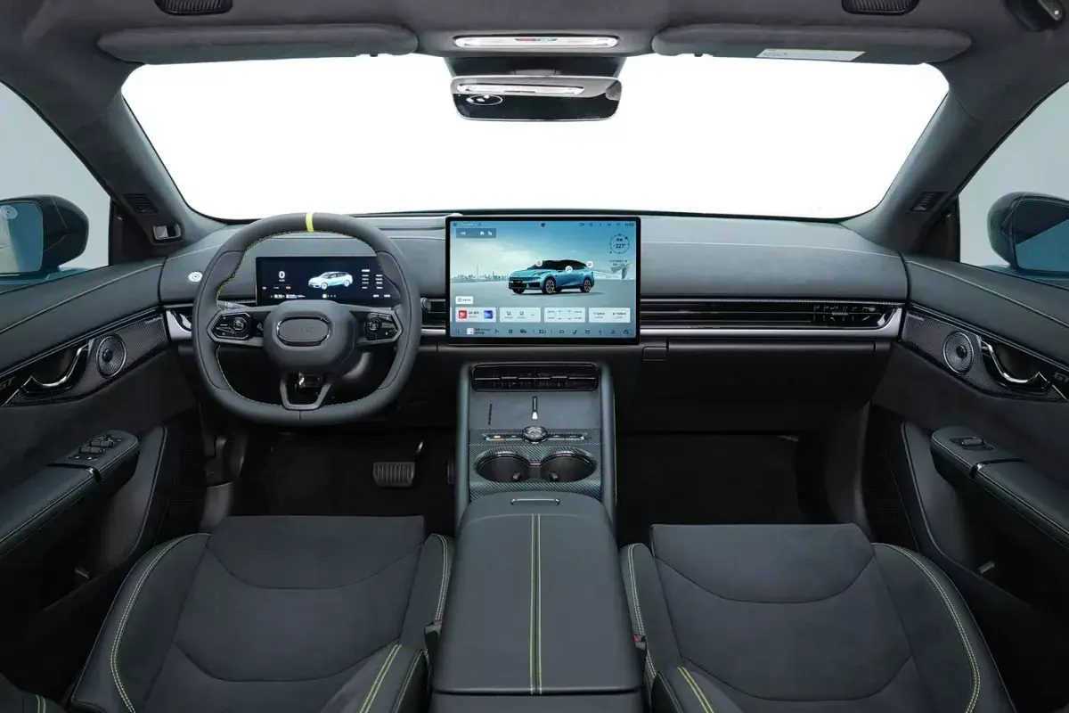 Lynk&Co 07GT салон 1