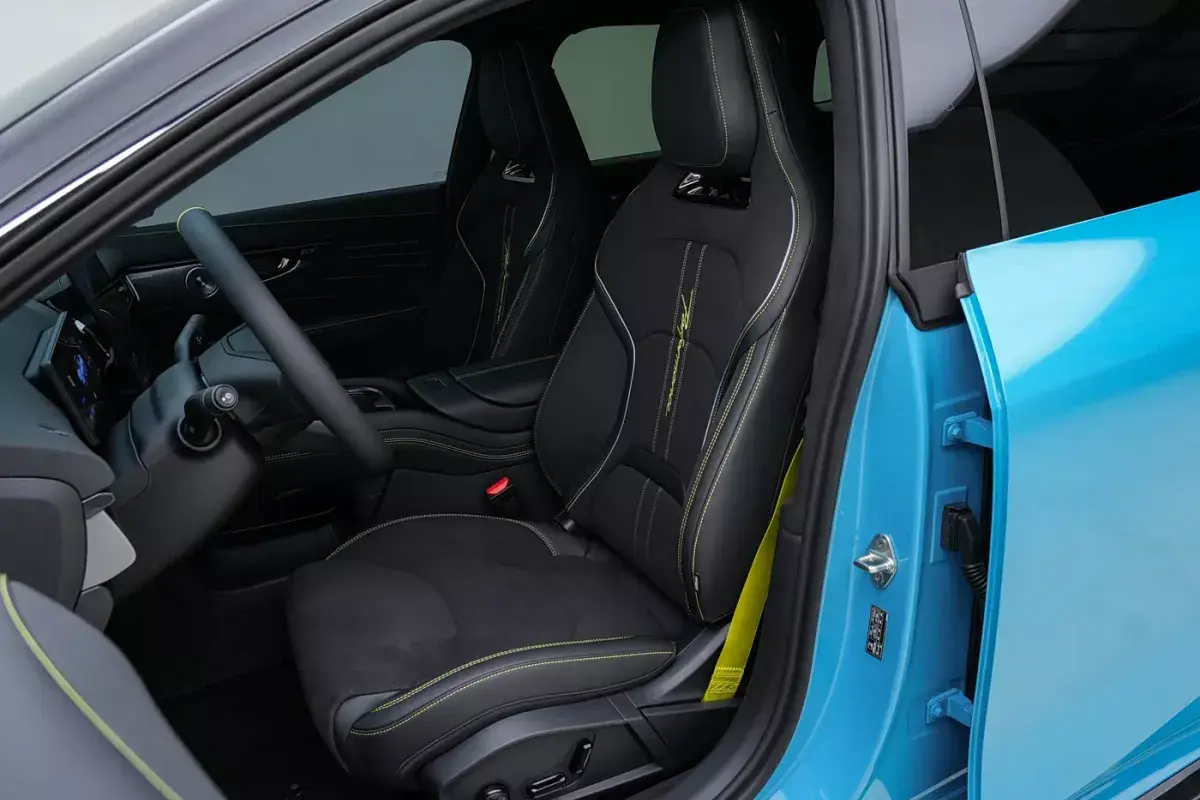 Lynk&Co 07GT салон 6