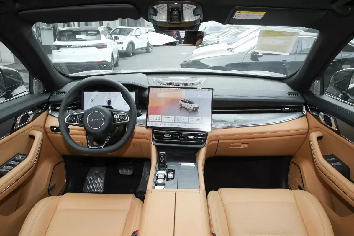 Lynk&Co 09 салон 1
