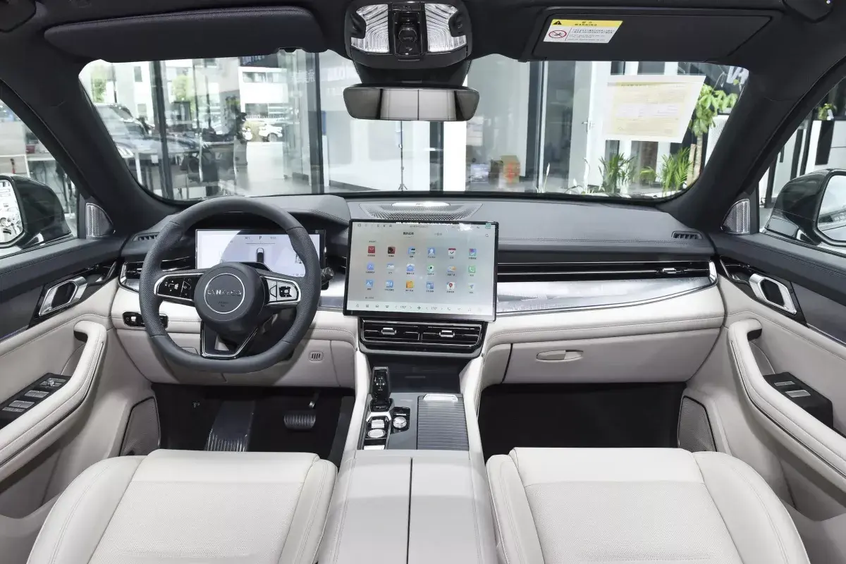 Lynk&Co 09 салон 7