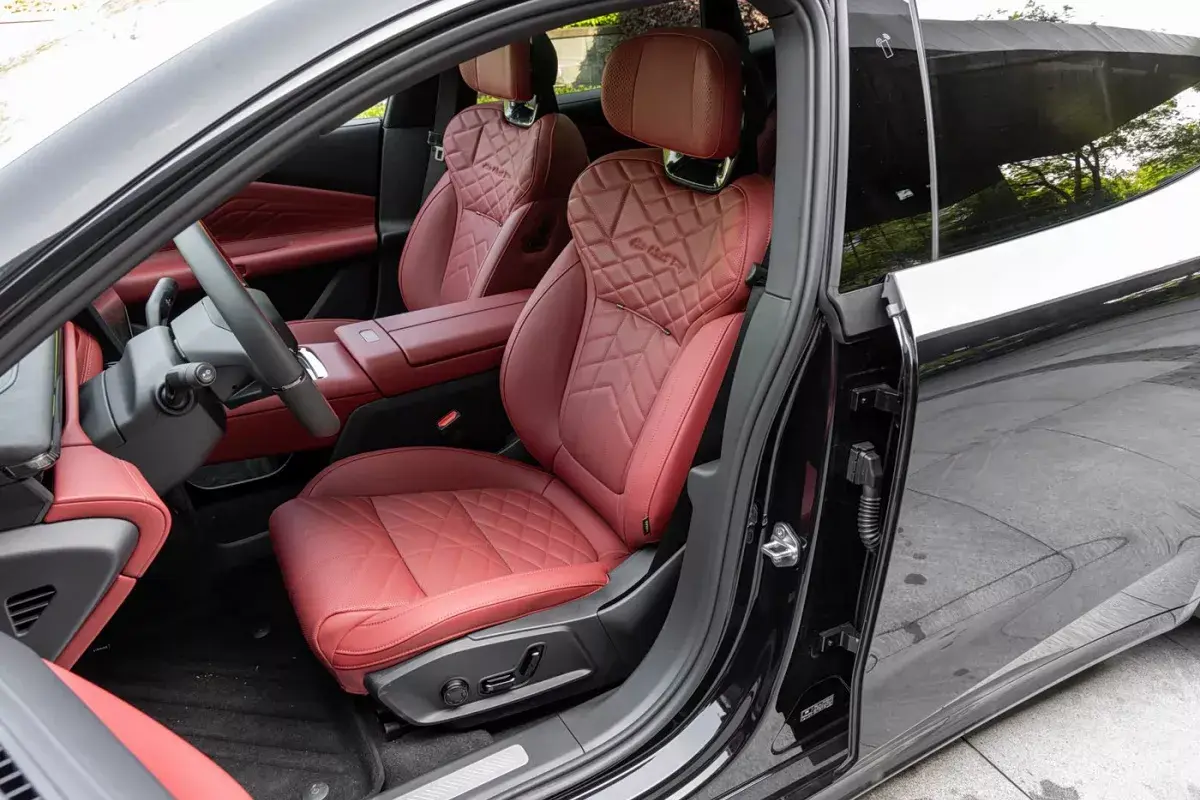 Lynk&Co 10 салон 6