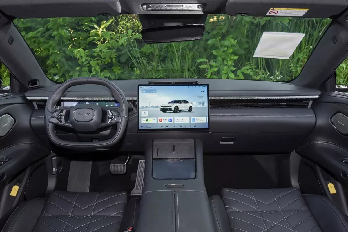 Lynk&Co 10 салон 7