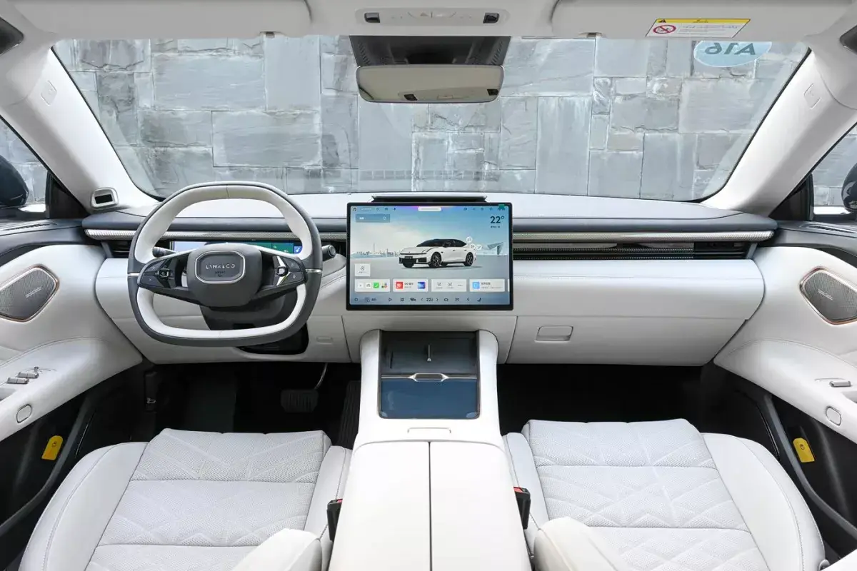 Lynk&Co 10 салон 8