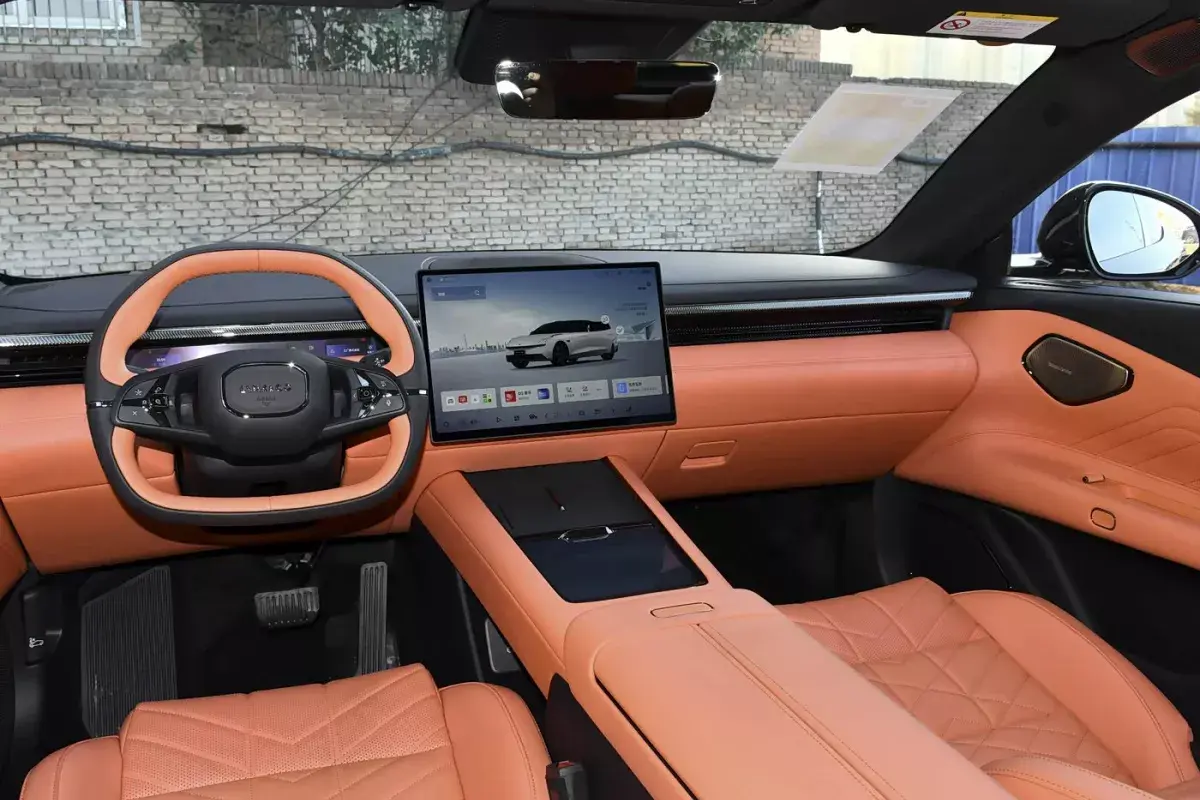Lynk&Co 10 салон 9
