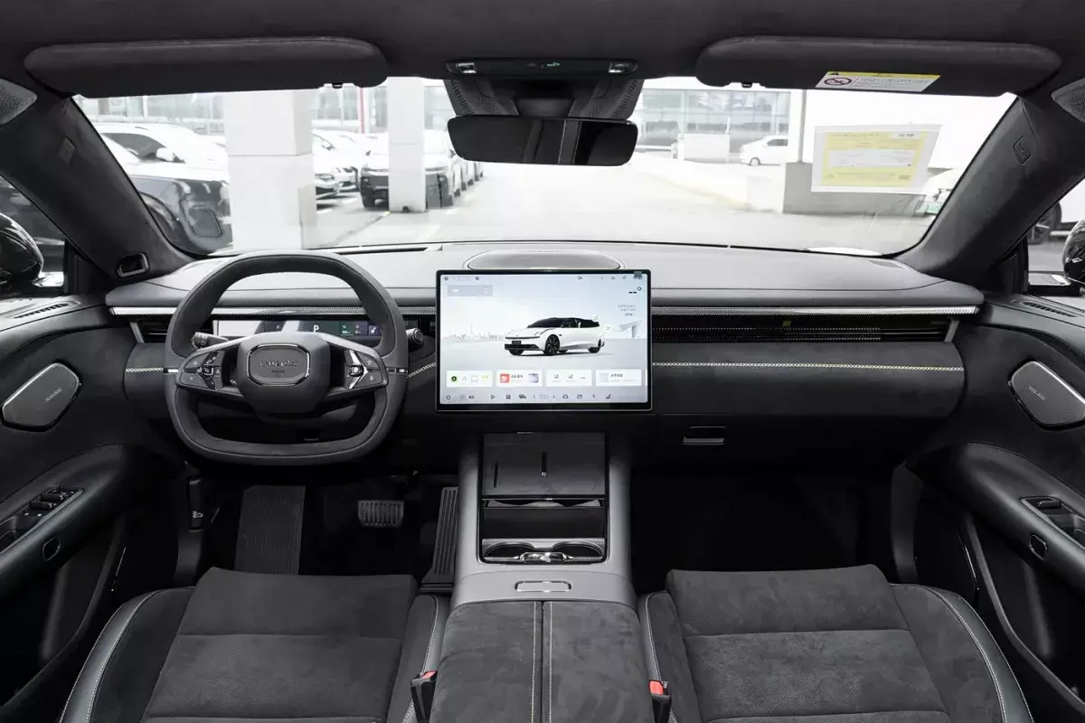 Lynk&Co 10 салон 10