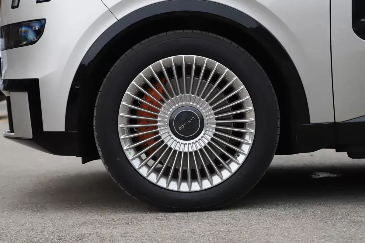 Lynk&Co 900 фото 6