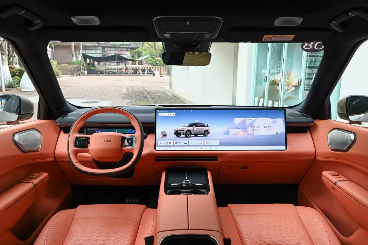 Lynk&Co 900 салон 1