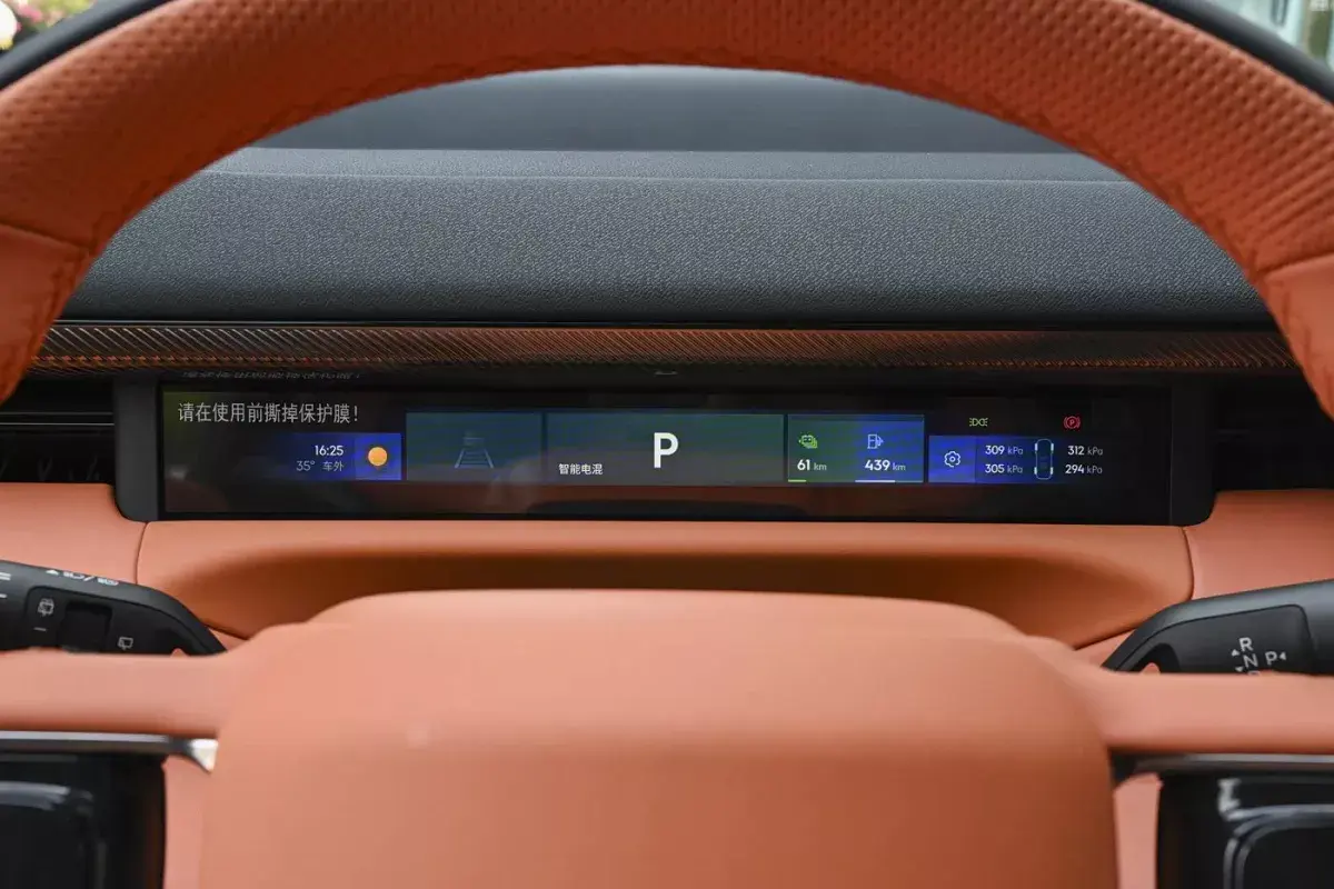 Lynk&Co 900 салон 2