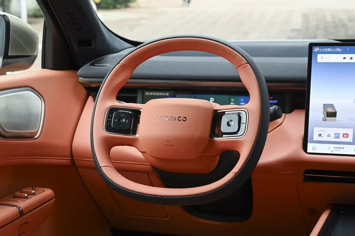 Lynk&Co 900 салон 3