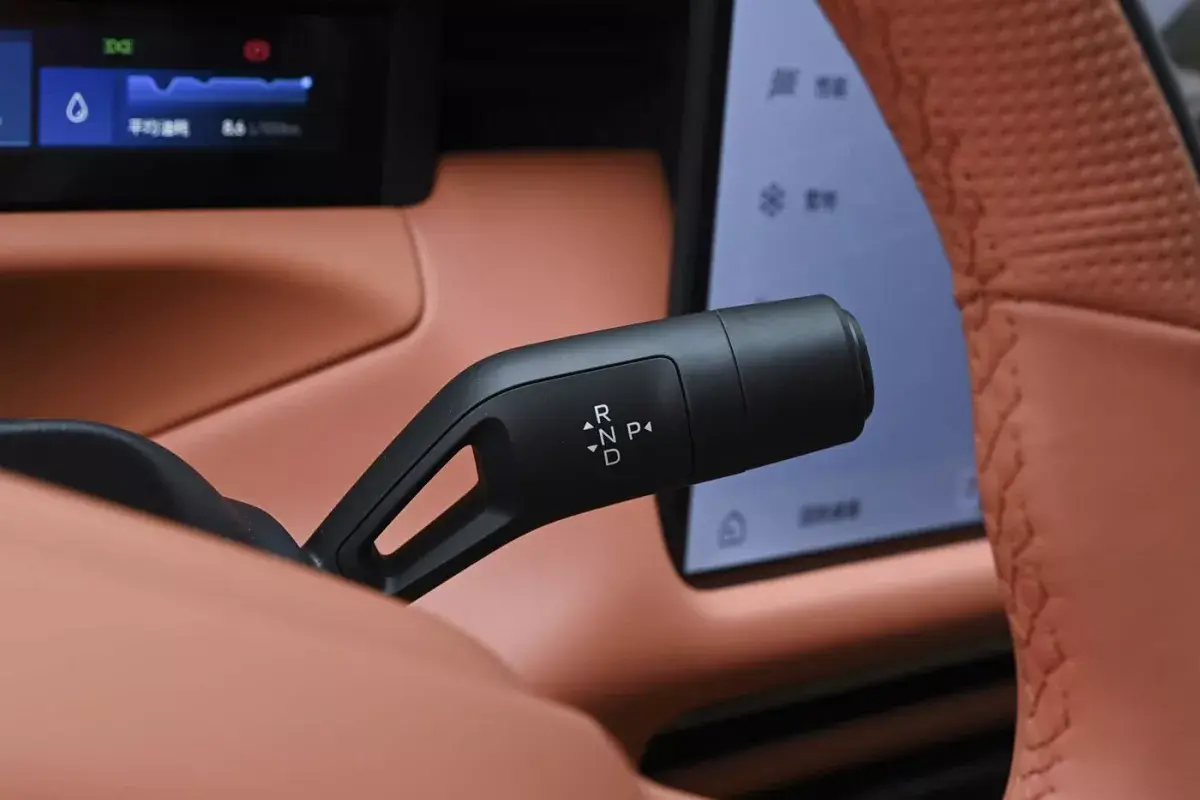 Lynk&Co 900 салон 4
