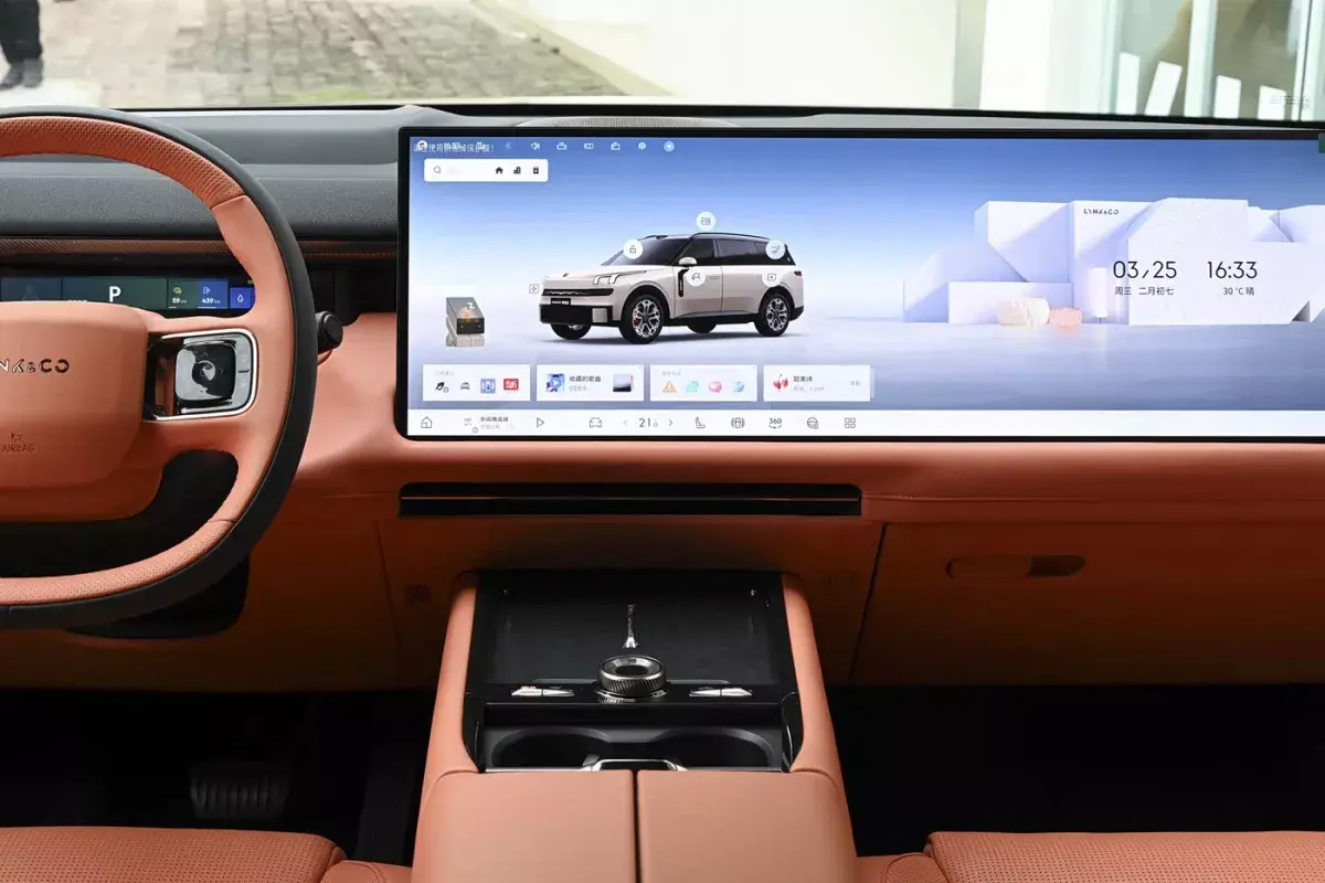 Lynk&Co 900 салон 5