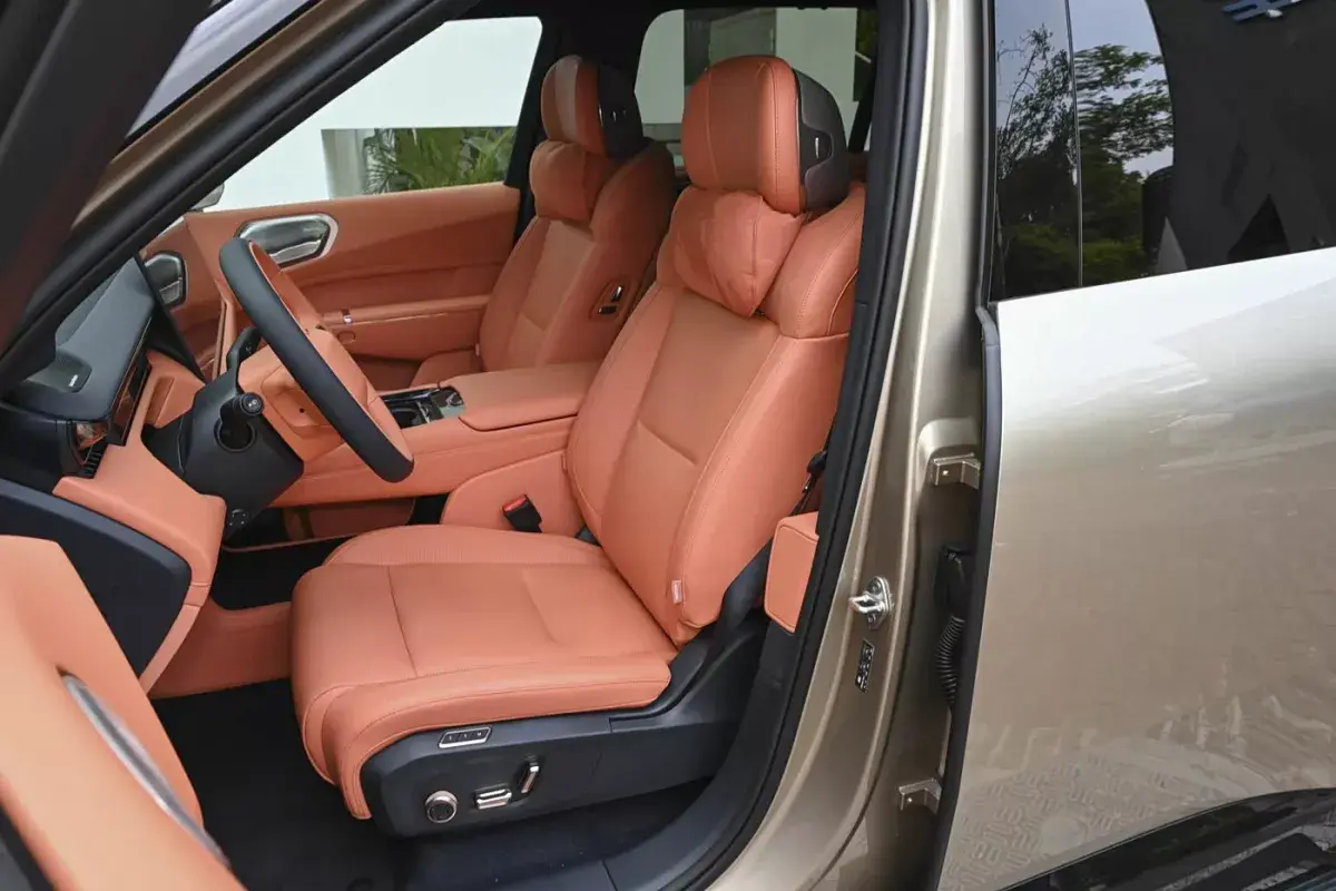 Lynk&Co 900 салон 6