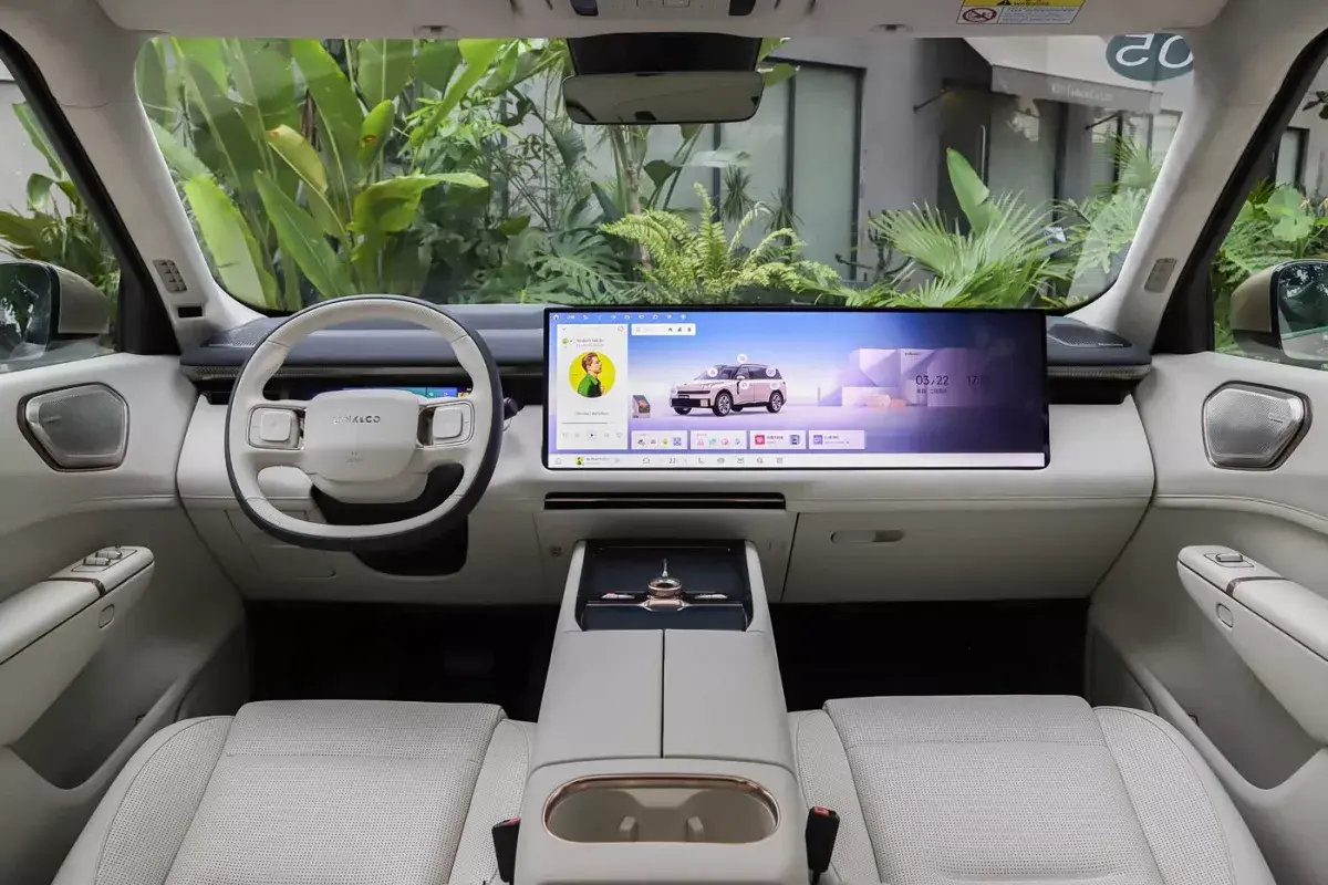 Lynk&Co 900 салон 7