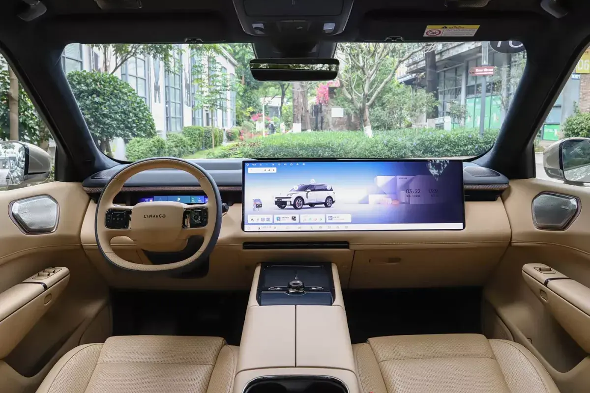Lynk&Co 900 салон 8