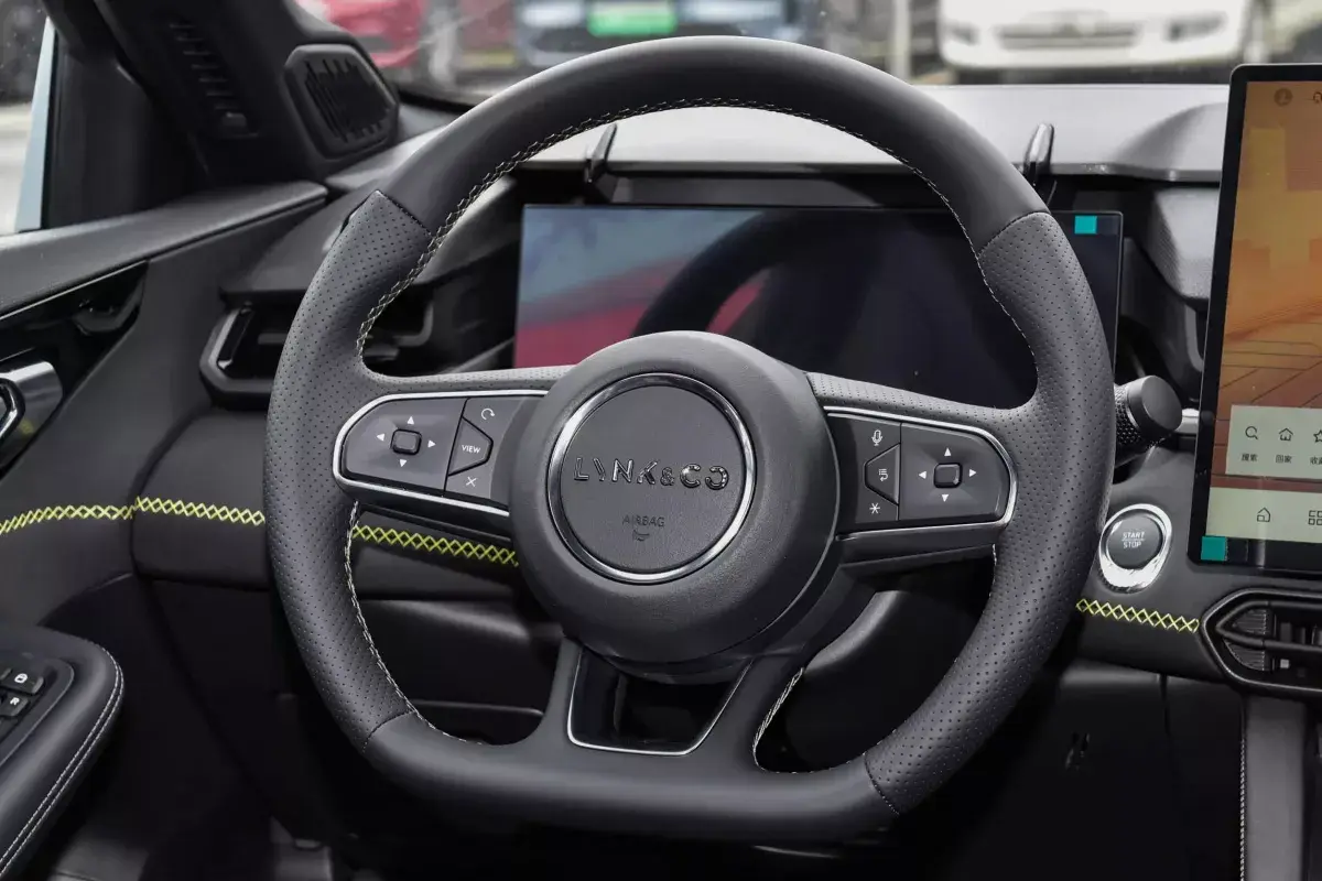 Lynk&Co 03 HEV салон 3
