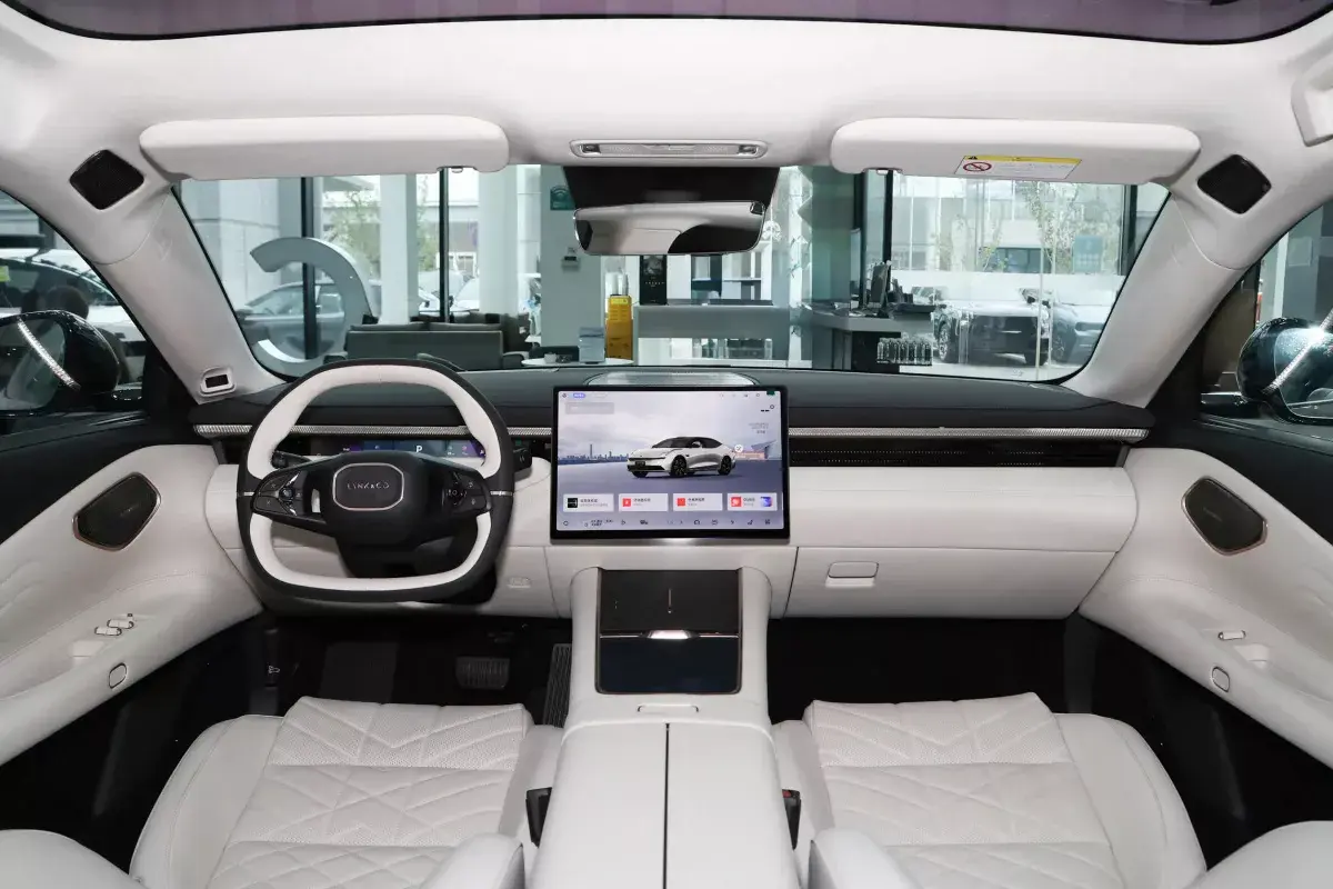 Lynk&Co 10 PHEV EM-P салон 1