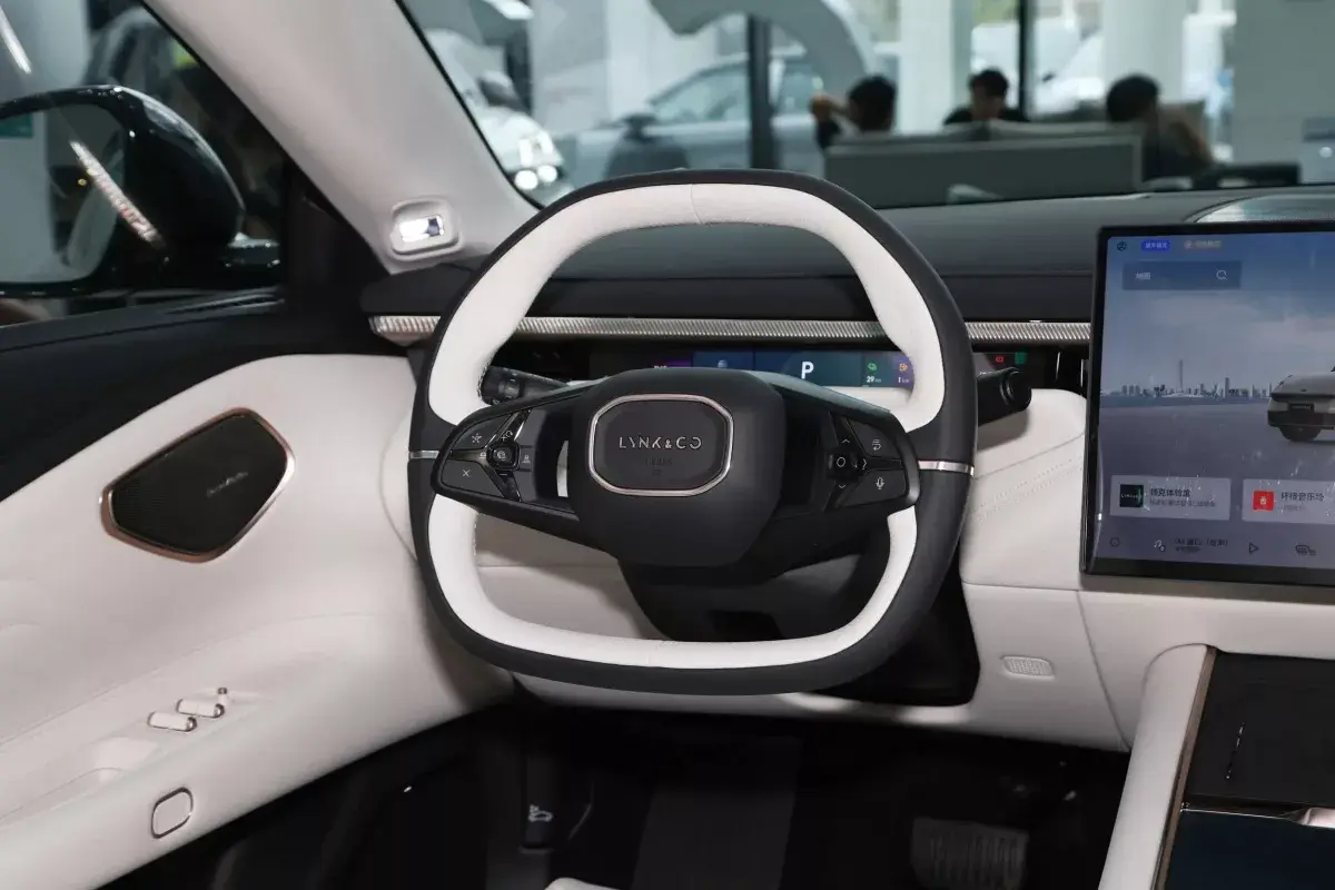 Lynk&Co 10 PHEV EM-P салон 3