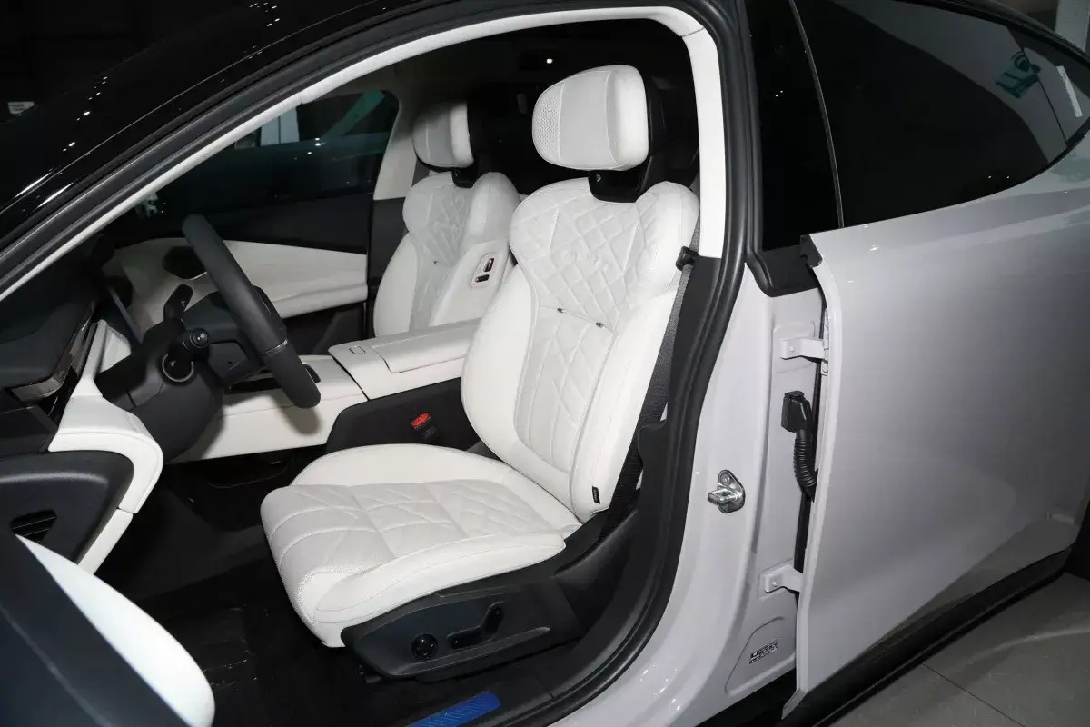 Lynk&Co 10 PHEV EM-P салон 6