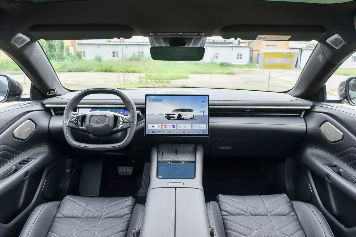 Lynk&Co 10 PHEV EM-P салон 8