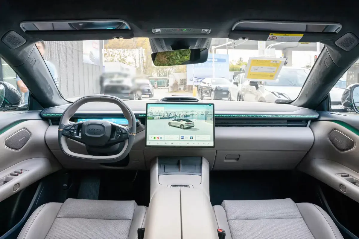Lynk&Co Z10 салон 1