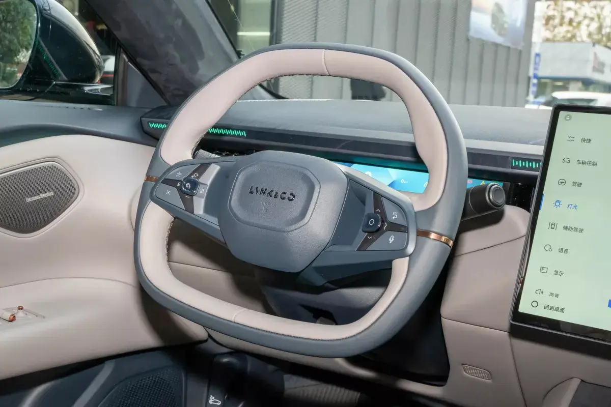 Lynk&Co Z10 салон 3