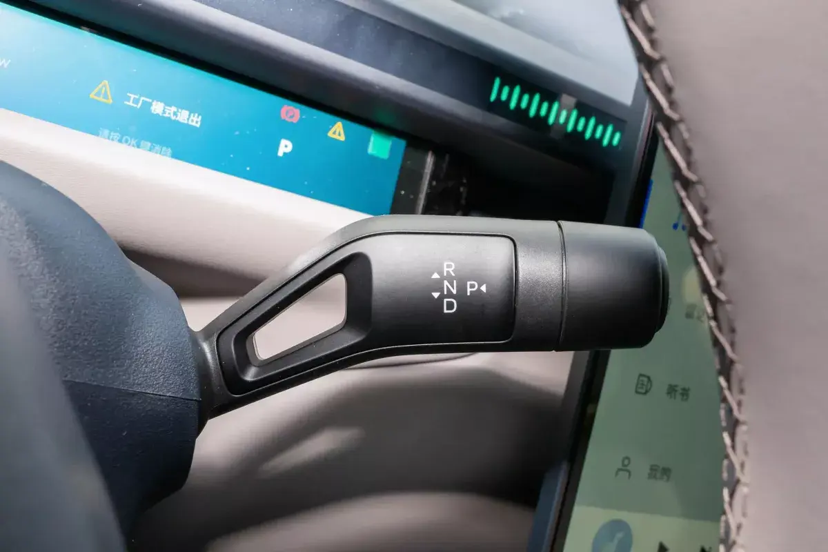 Lynk&Co Z10 салон 4