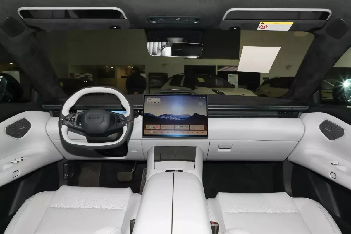 Lynk&Co Z10 салон 7