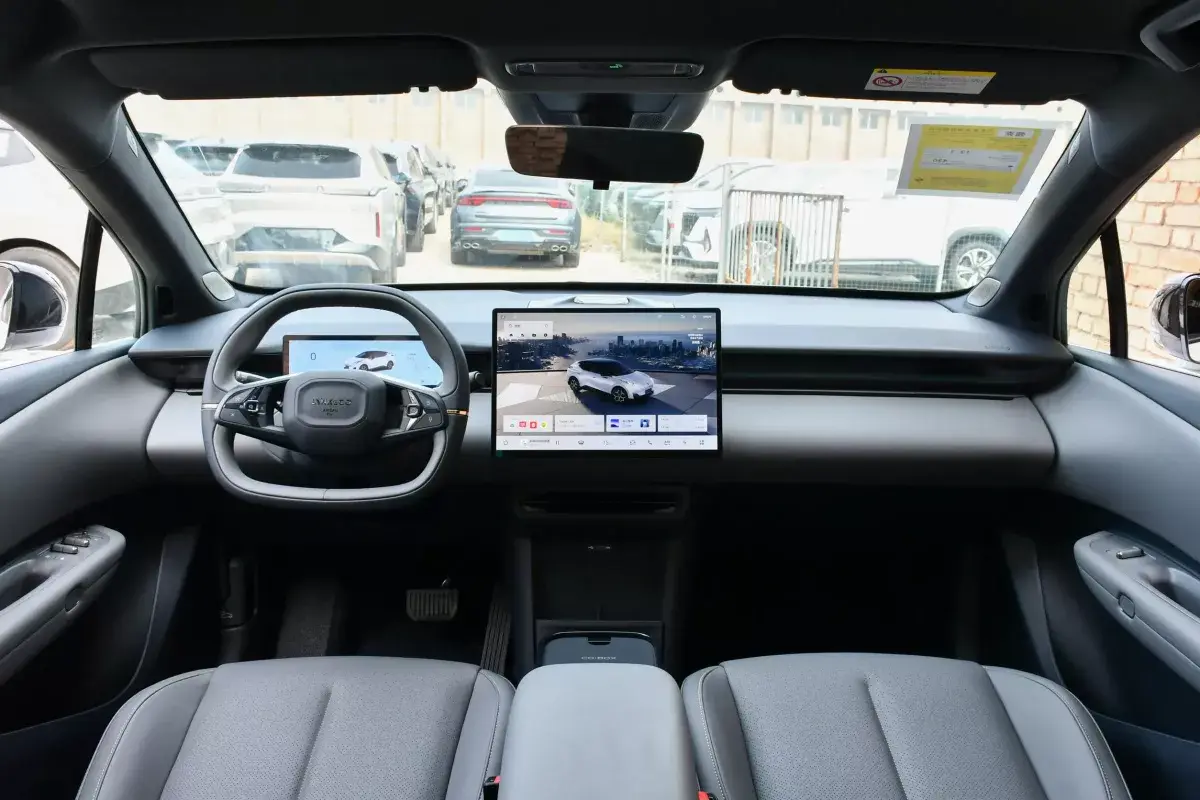 Lynk&Co Z20 салон 1