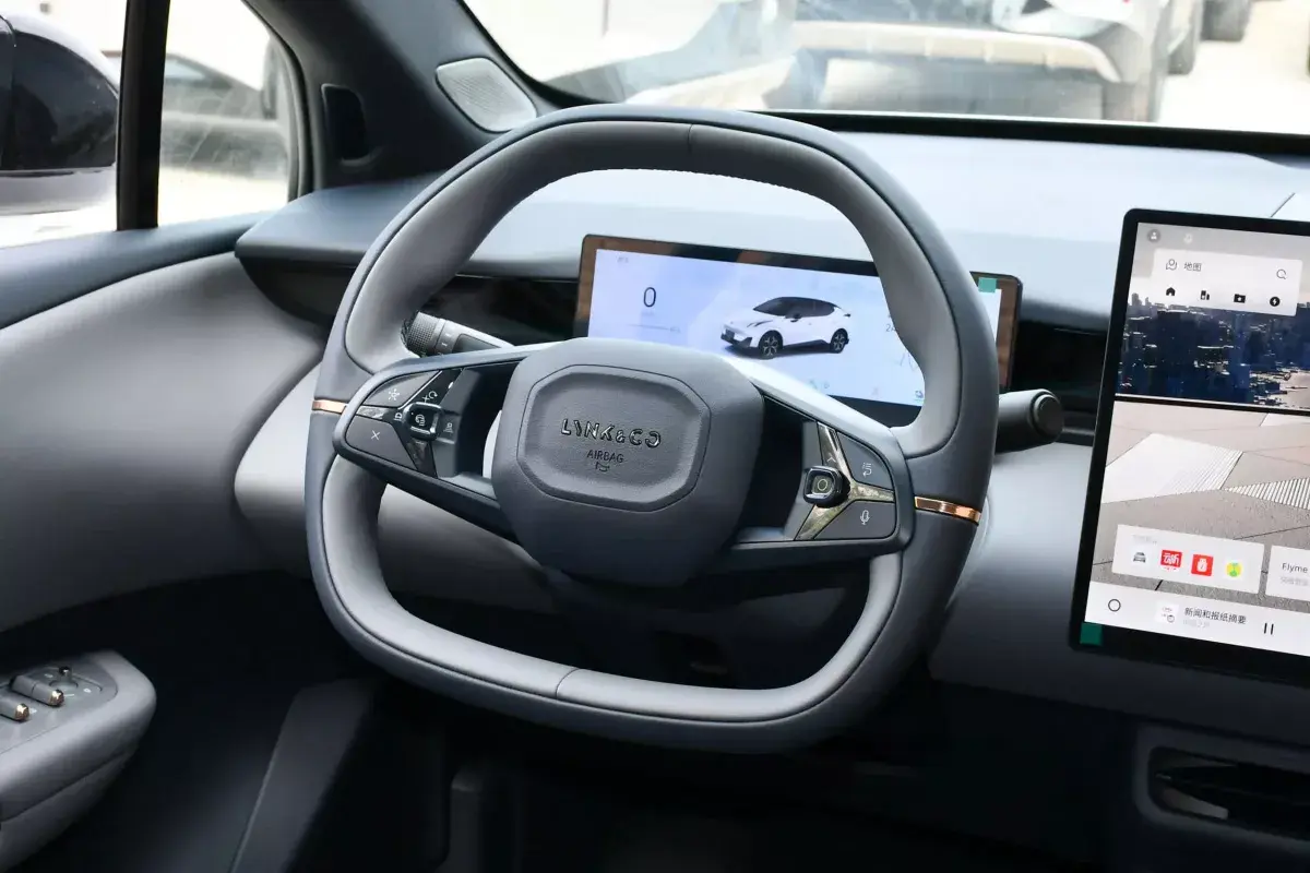 Lynk&Co Z20 салон 3