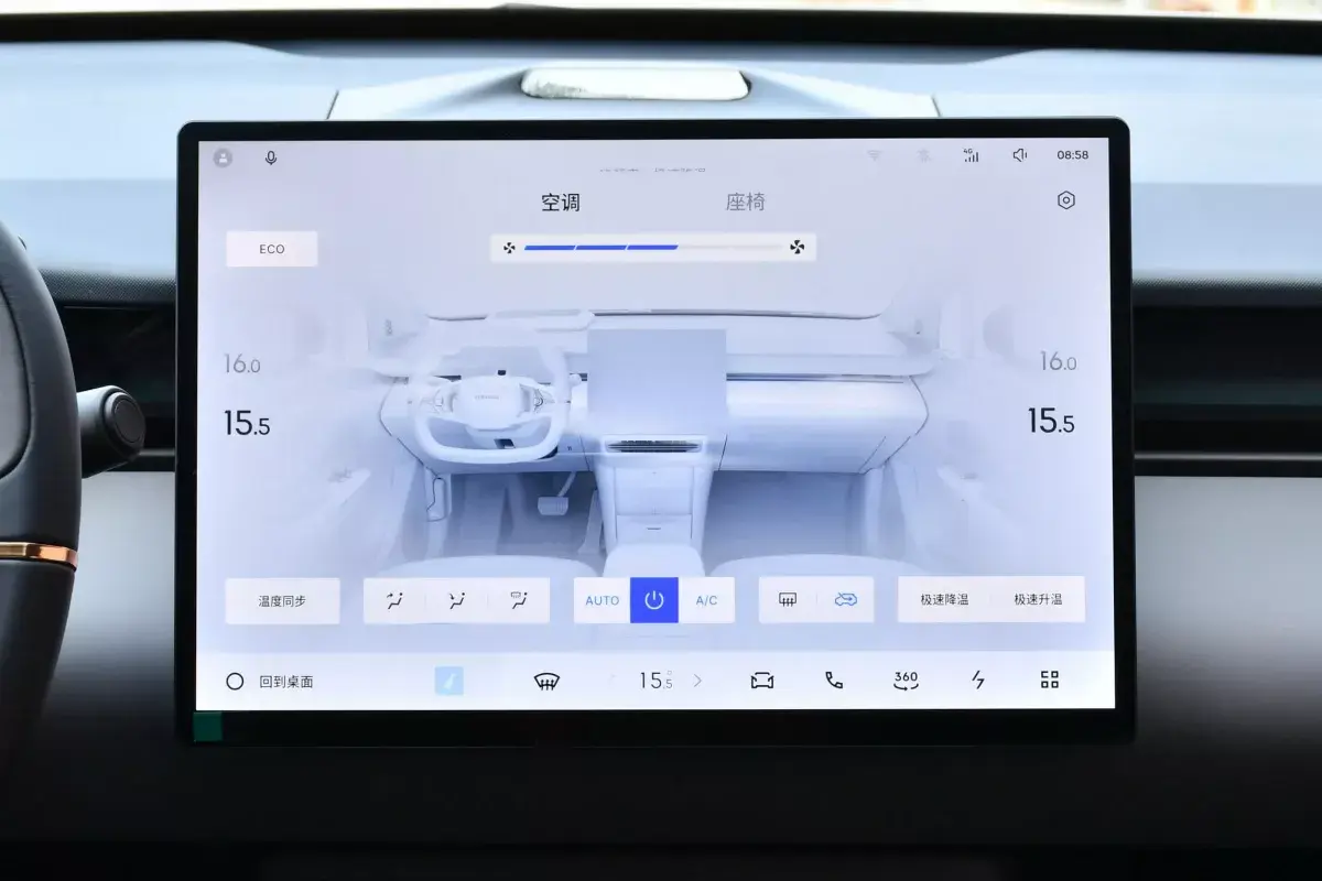 Lynk&Co Z20 салон 5