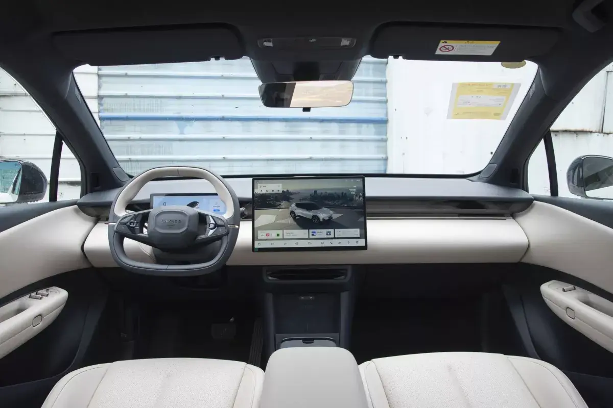 Lynk&Co Z20 салон 7