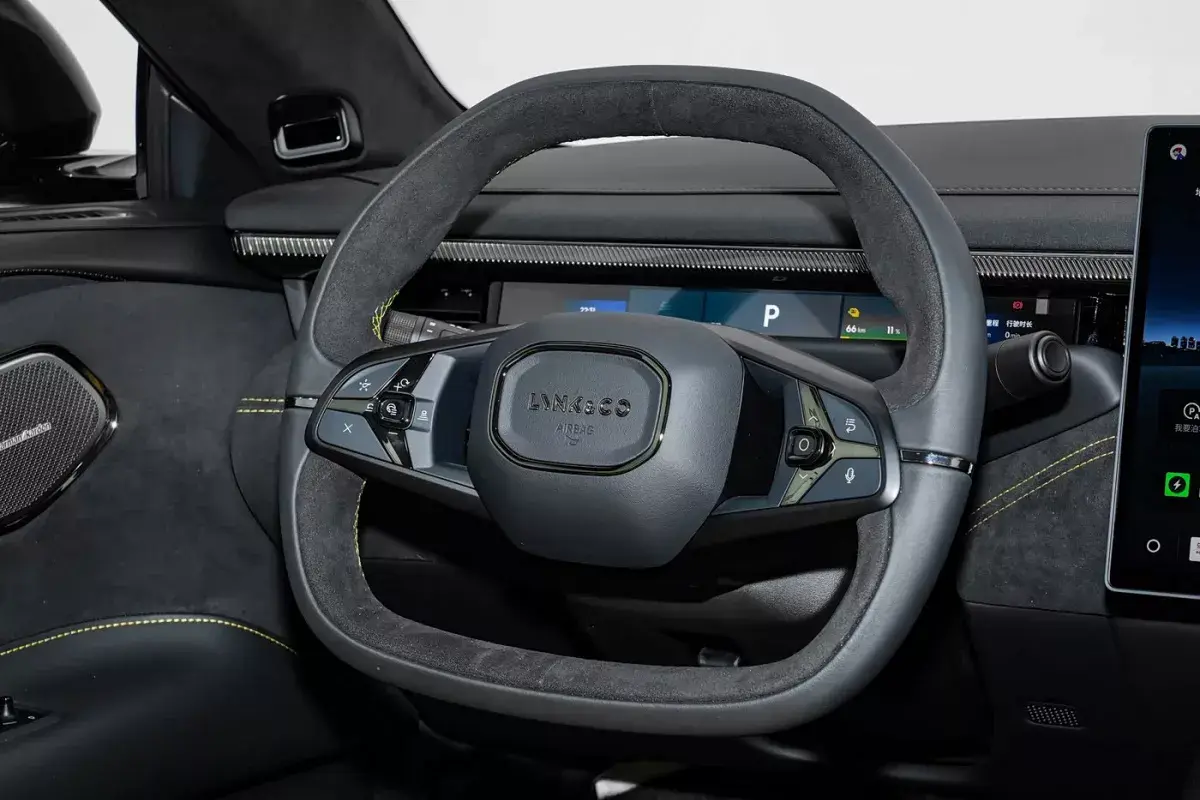 Lynk&Co 10+ салон 3