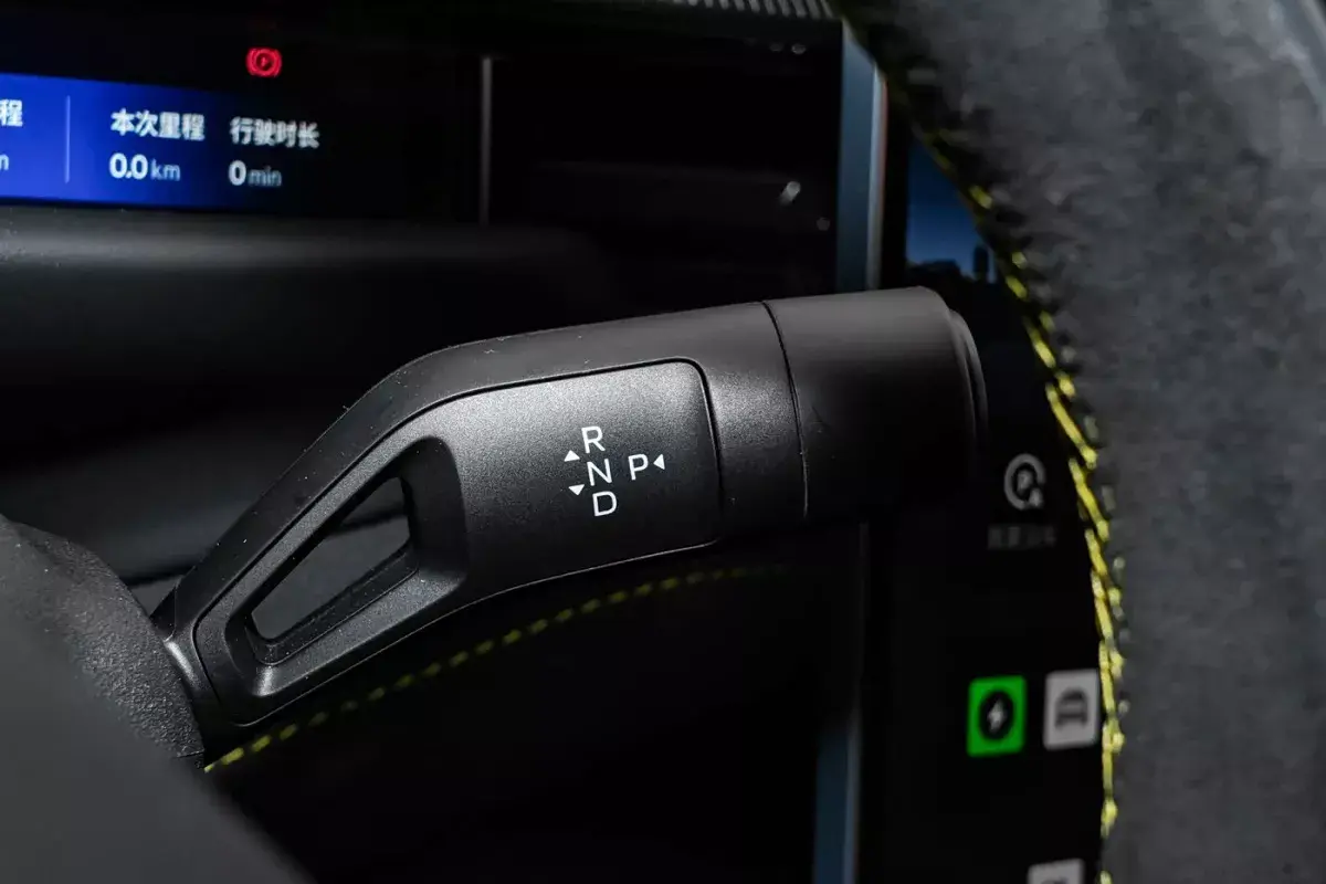 Lynk&Co 10+ салон 4