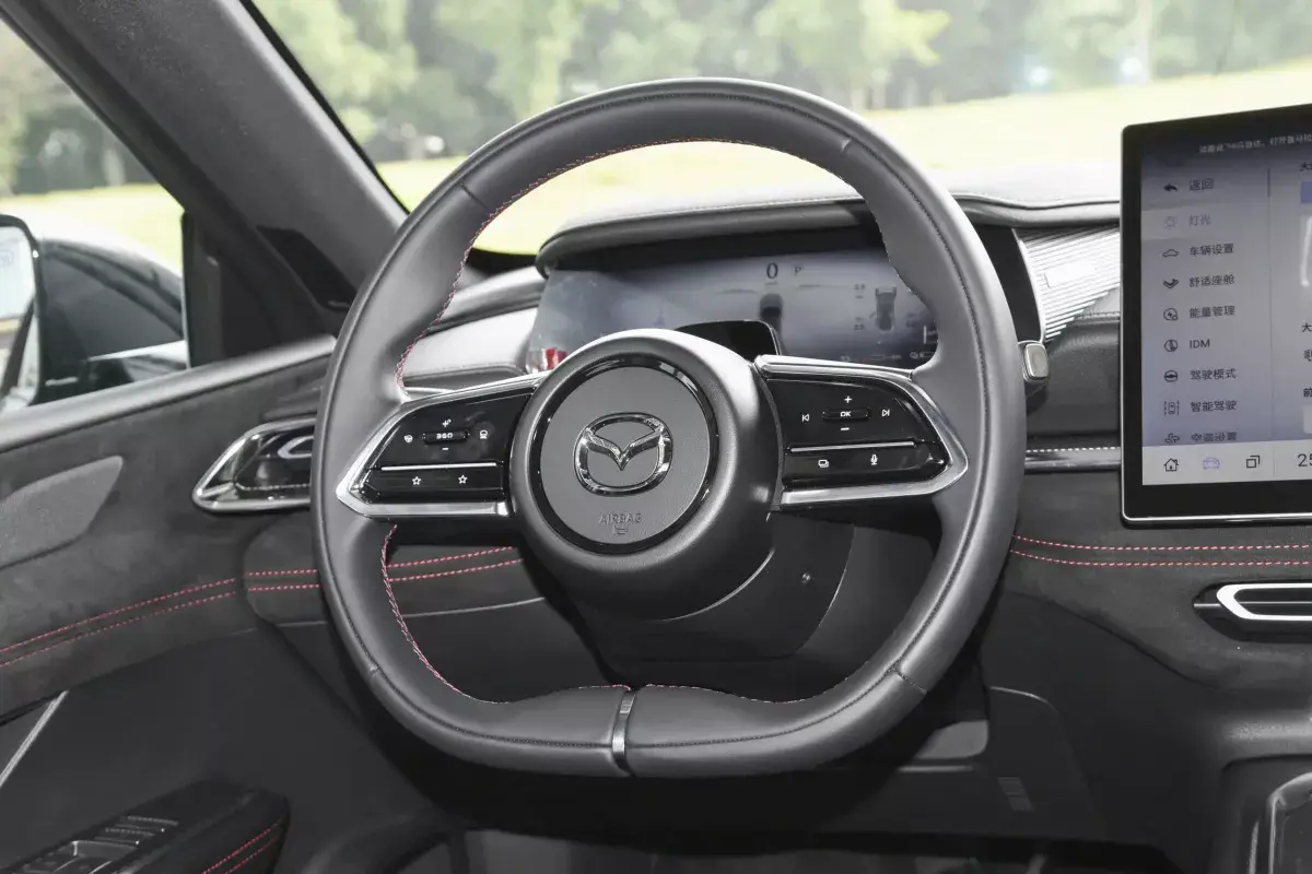 Mazda EZ-6 салон 3