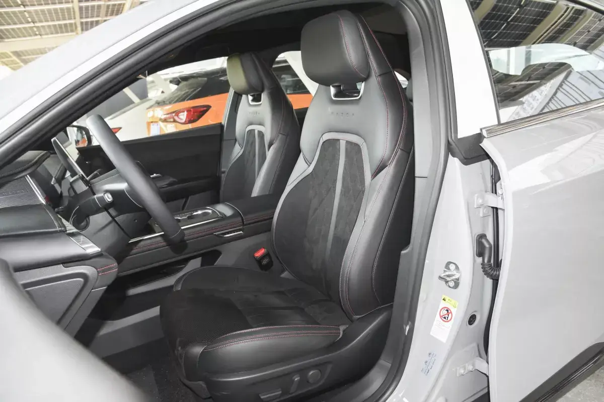 Mazda EZ-6 салон 6