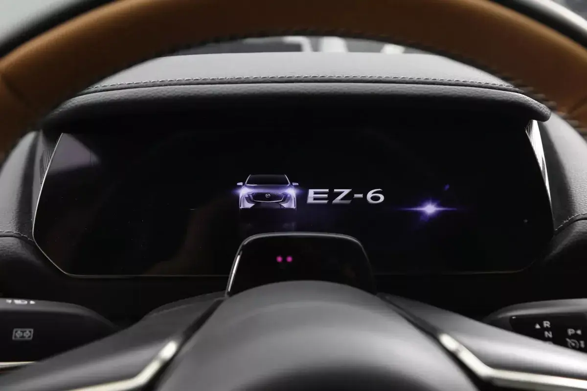 Mazda EZ-6 салон 2