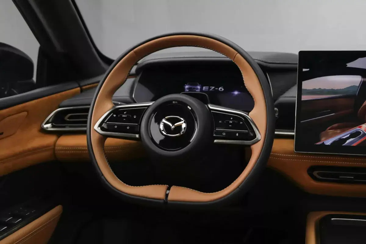 Mazda EZ-6 салон 3