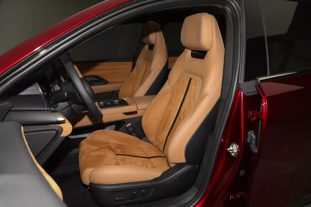 Mazda EZ-6 салон 6