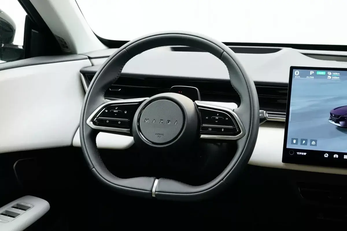 Mazda EZ-60 DM салон 3