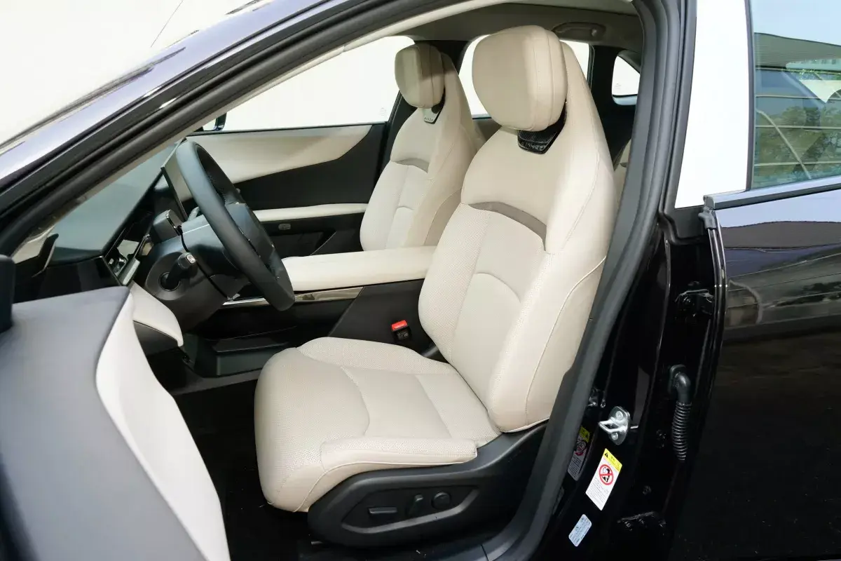 Mazda EZ-60 DM салон 6