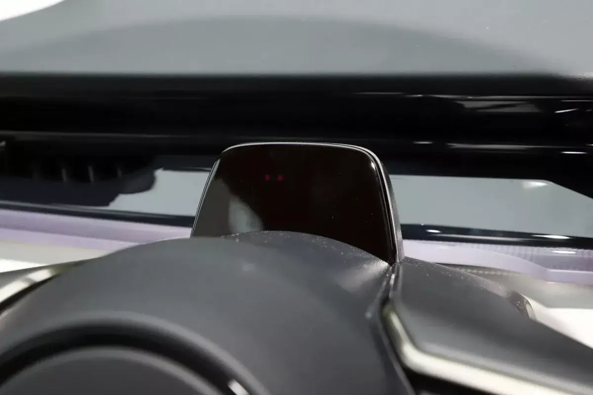 Mazda EZ-60 салон 2