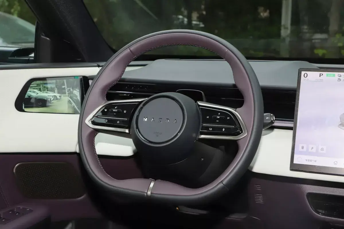 Mazda EZ-60 салон 3
