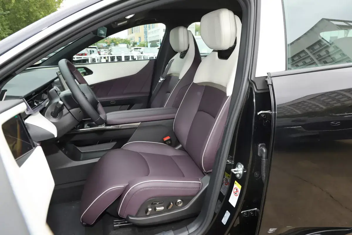 Mazda EZ-60 салон 6