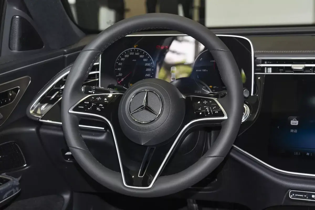 Mercedes-Benz E салон 3