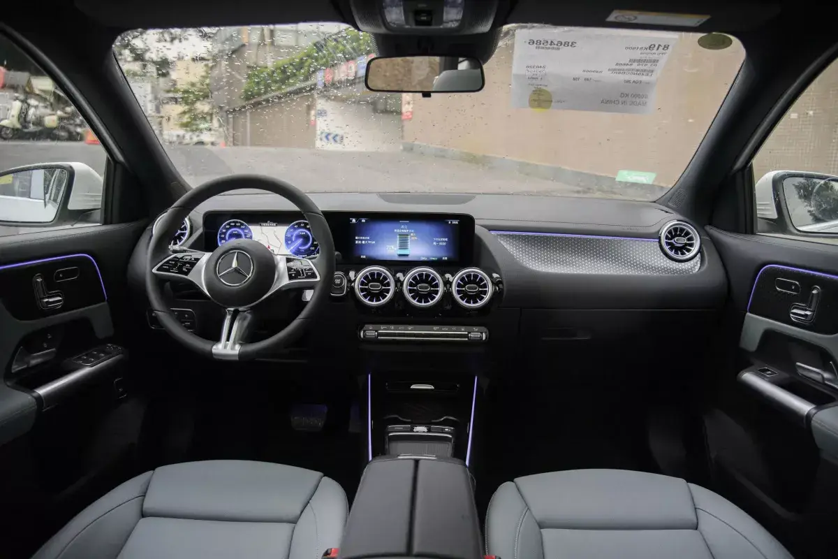Mercedes-Benz EQA салон 1