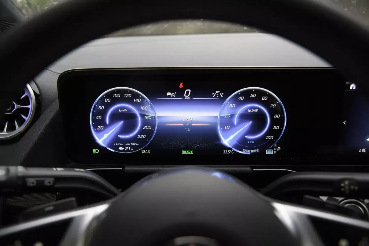 Mercedes-Benz EQA салон 2